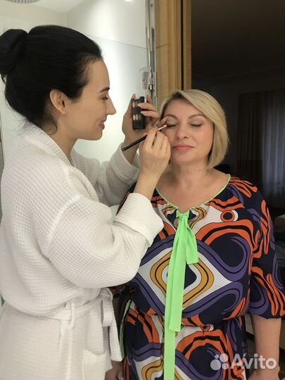 Визажист бровист