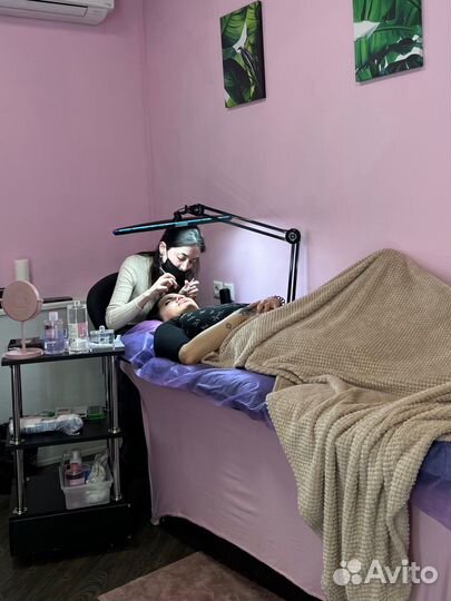 Мастер по наращиванию ресниц и бровист