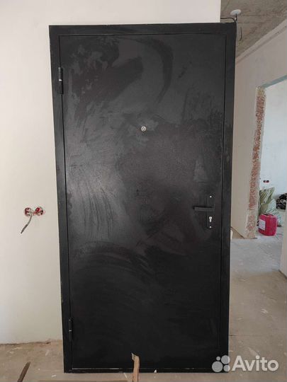 Дверь входная металлическая от застройщика