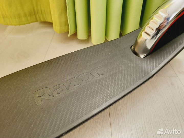 Самокат Carbon Lux Razor черно-красный