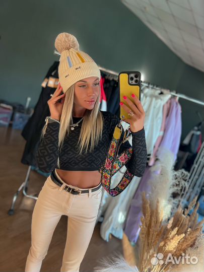 Шапка зимняя вязанная с помпоном кремовая