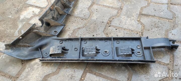 Направляющая бампера правая Пассат Б5+