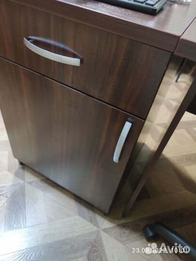 Угловой стол с тумбой