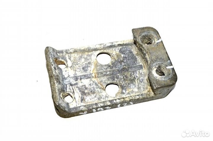 Кронштейн крыла ведущего моста, передний левый vol