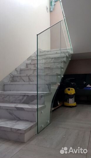 Ограждение для лестницы из стекла