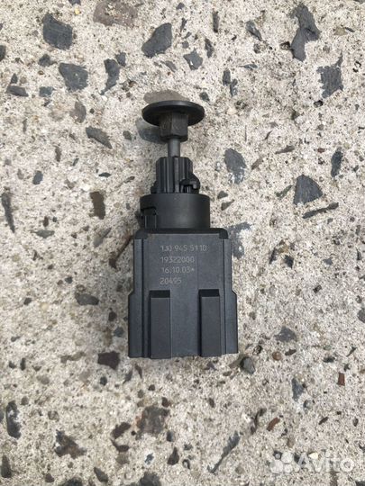 Датчик стоп-сигнала концевик Porsche Cayenne 955