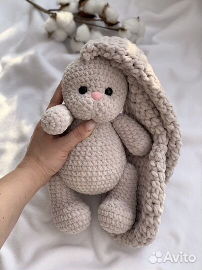 Вязаная игрушка Зайка