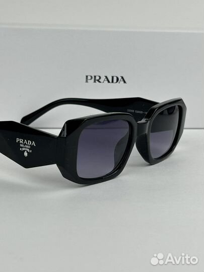 Солнцезащитные очки Prada