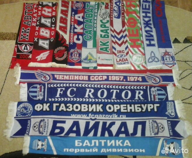 Коллекция футбольных и хоккейных шарфов