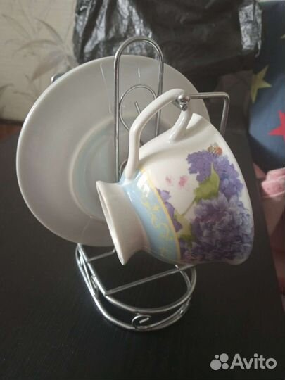 Чашки с блюдами на подставке