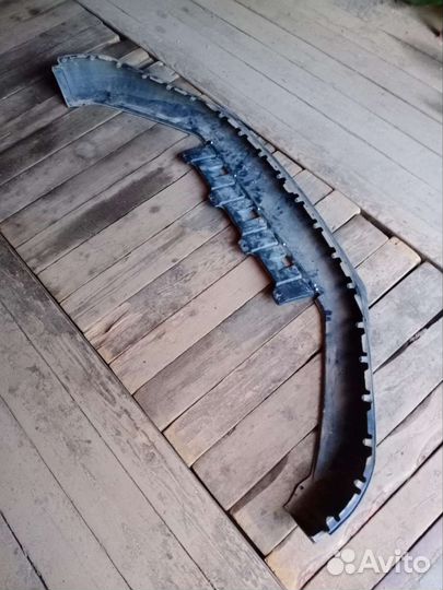 Губа переднего бампера Tiguan 1