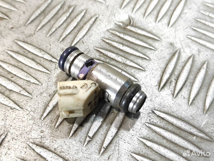 Форсунка двигателя Skoda Octavia 2004 2013