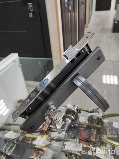 Замки врезные с ручками