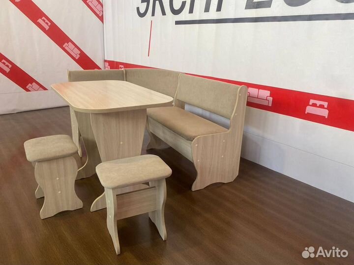 Кухонный уголок со столом и табуретками