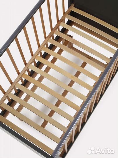 Детская кроватка с маятником