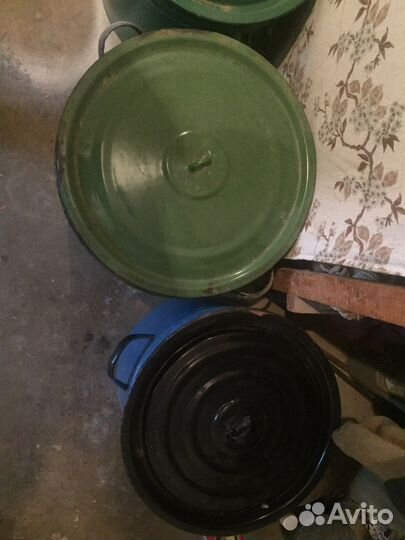 Различные большие кастрюли и чаши