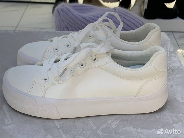 Кроссовки женские