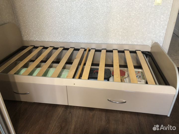 Детская кровать с полкой