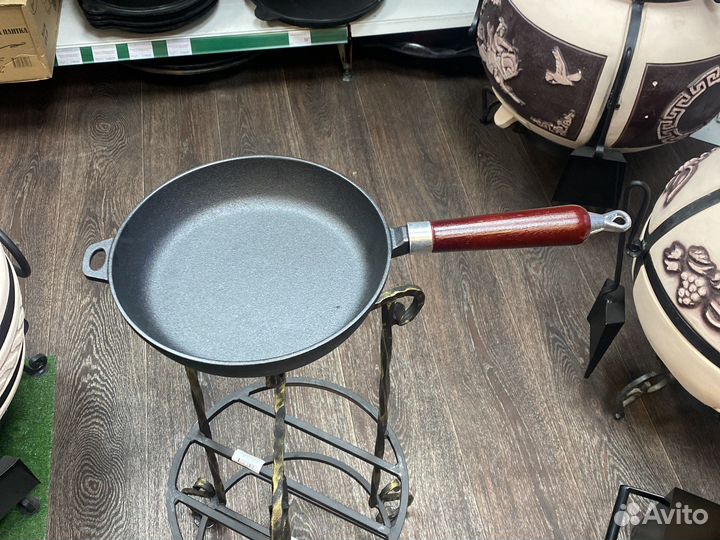 Сковорода Чугунная D-26 см, деревянная ручка