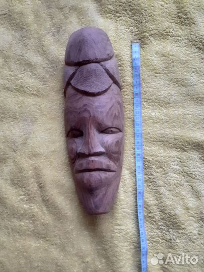 Фигурки из ценного дерева и камня