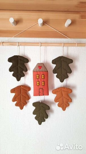 Осенний декор панно с листиками и домиком сканди