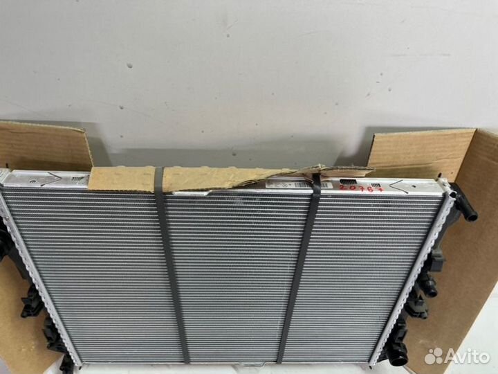 Радиатор охлаждения передний Mercedes Benz E-Class