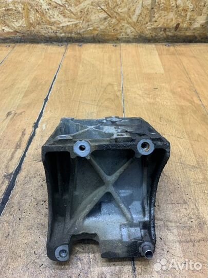 Кронштейн кондиционера Ford Focus 2 shda 2008