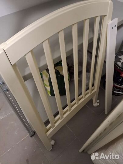 Детская кроватка с матрасом и бортиками