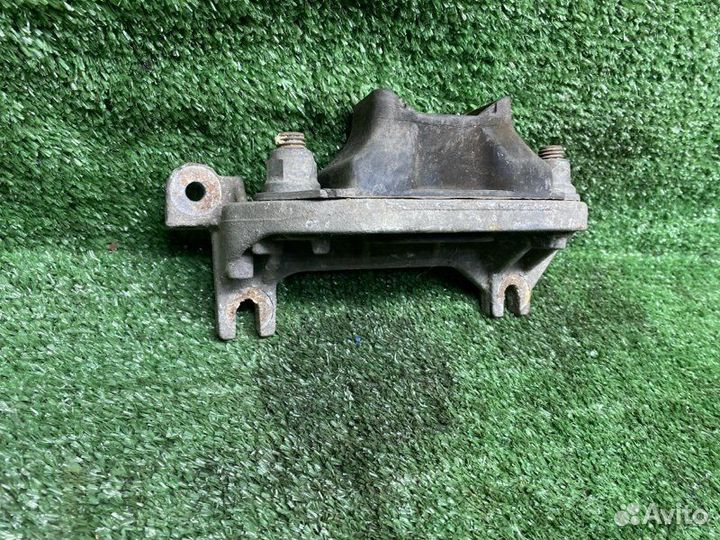 Кронштейн МКПП Renault Logan