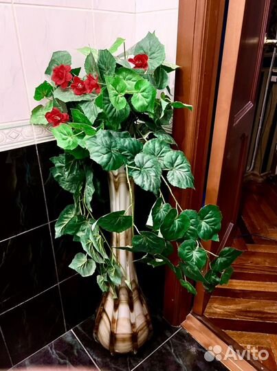 Напольная ваза, искусственные цветы