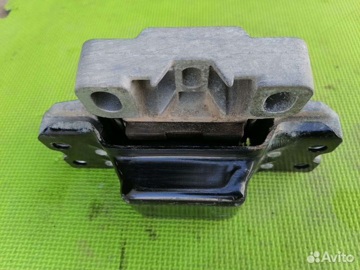 Подушка МКПП левый Фольксваген Гольф 5 плюс