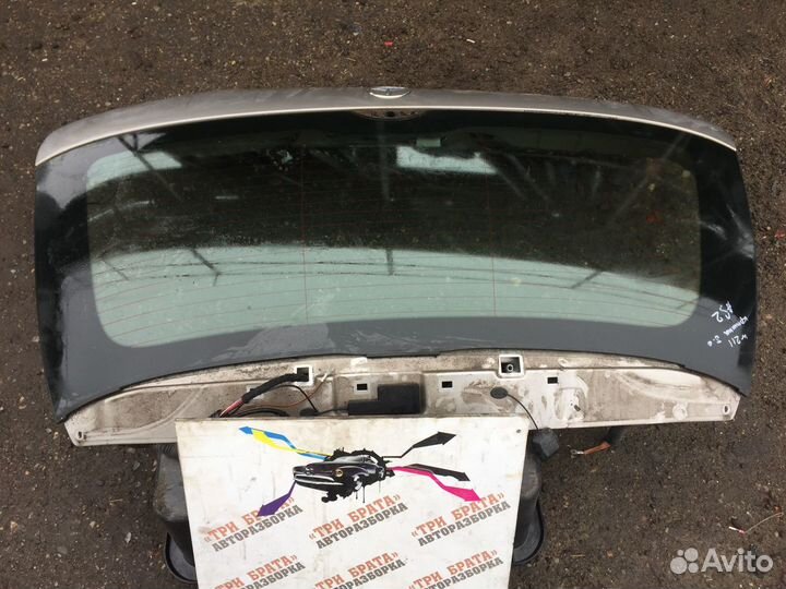 Мерседес E-Класс Стекло крышки багажника