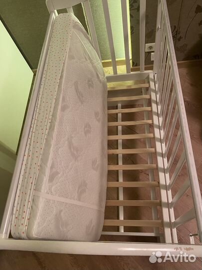 Детская кроватка с маятником и матрасом