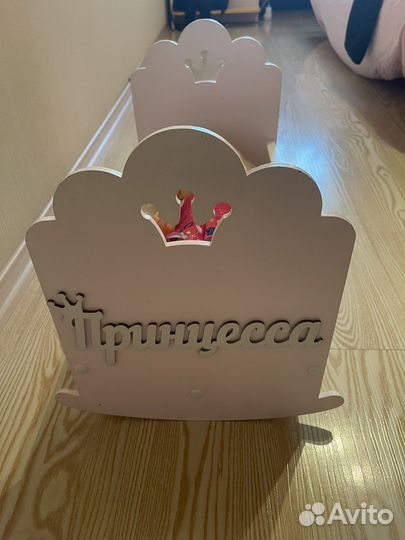 Кукольная кроватка с куклой