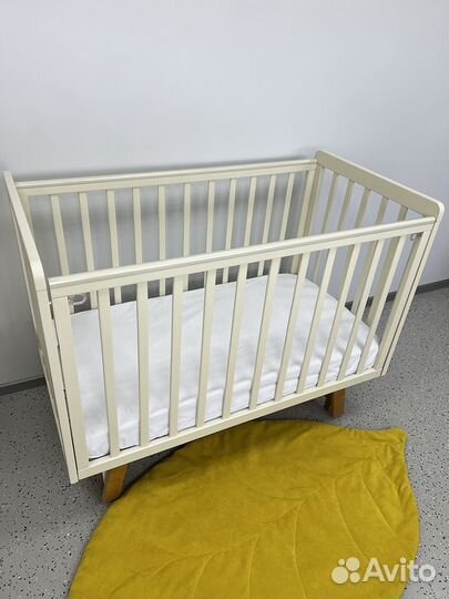 Кроватка детская с маятником