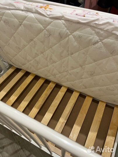 Детская кроватка с маятником