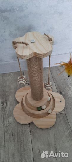 Когтеточка с игрушками