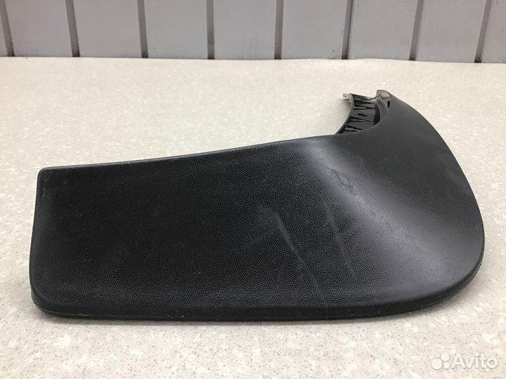 Брызговик задний правый Skoda Yeti 2009