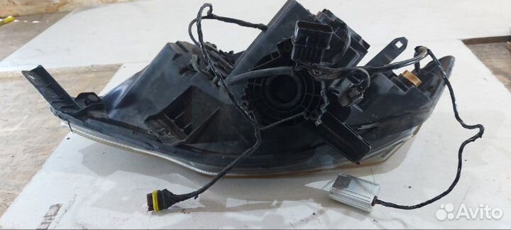 Фара ксеноновая передняя правая Mitsubishi