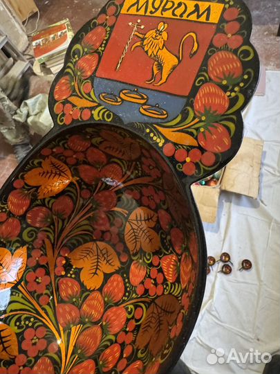 Деревянный лебедь из Хохломы