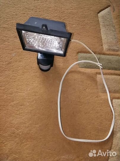 Прожектор на 150 Вт с датчиком движения
