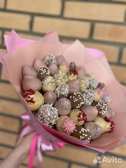 Съедобный букет из клубники в шоколаде «Жемчуг» -М