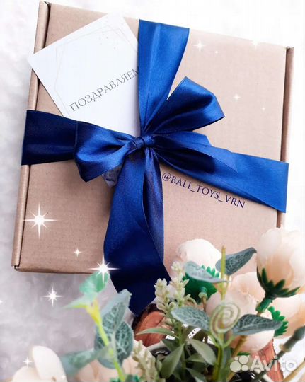 Вязаные пинетки и буковый грызунок в коробочке