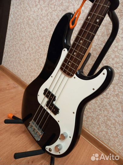 Бас гитара Squier Precision bass