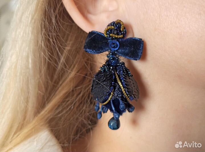 Серьги-пусеты ручной вышивки с топазами