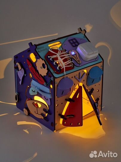 Бизиборд домик со светом фиолетовый 25*25*31 см