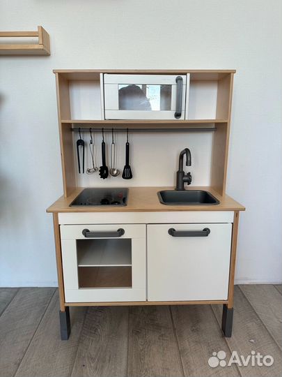 Детская кухня IKEA с посудой