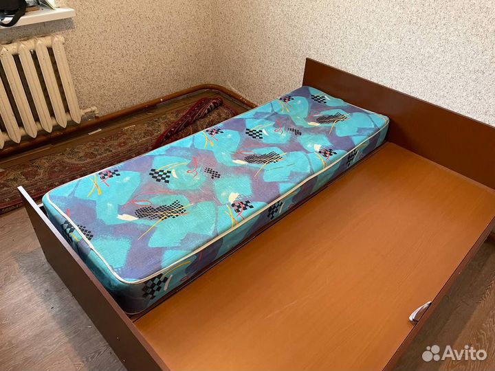 Двухместная кровать с матрасом