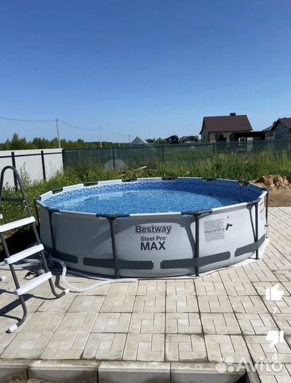 Бассейн с лестницей