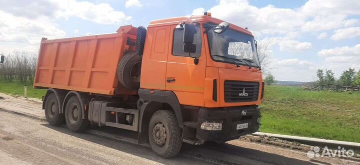 Водитель на маз самосвал